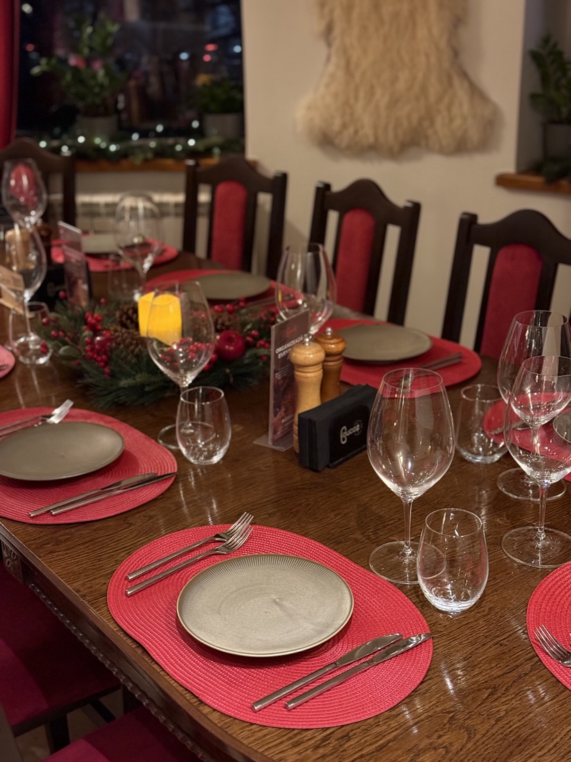 Invitați ciocnind pahare de vin la o masă la Caucaz