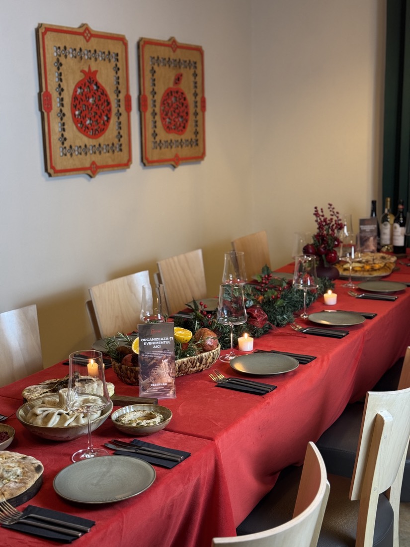 Sală aranjată pentru un eveniment la Caucaz