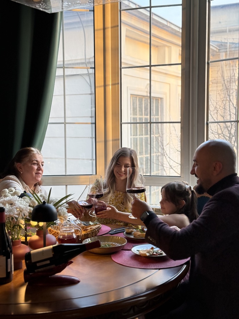 Pregătiri la grătar, în curtea Caucaz